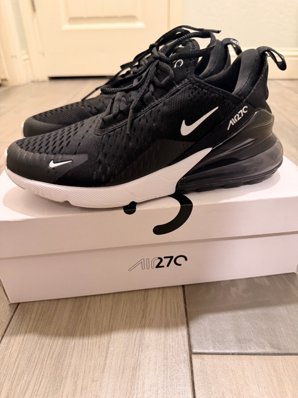 Nike Black and White Air Max 270 Sneakers Women's - Picture 2 of 10
